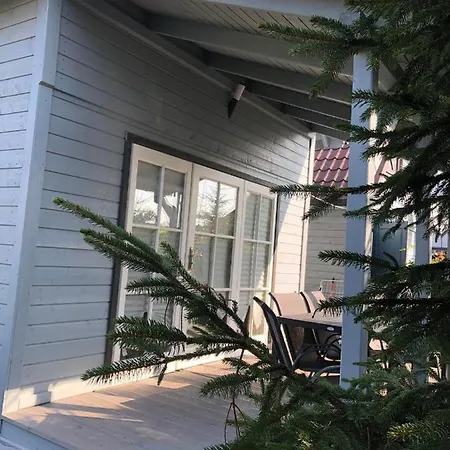 Kapitanskie Z Prywatnym Polem Do Gry W Mini Golf بيت خشبي