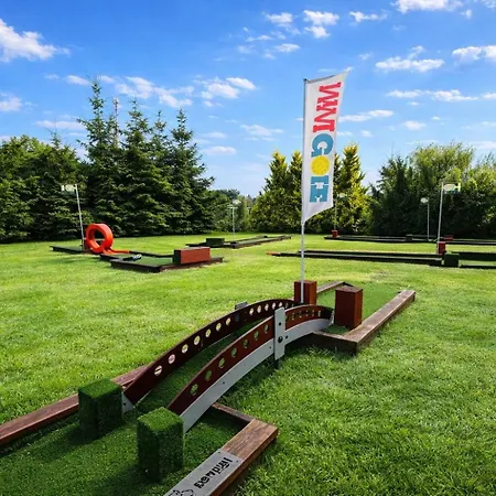Domek letniskowy Kapitańskie Z Prywatnym Polem Do Gry W Mini Golf Rewal