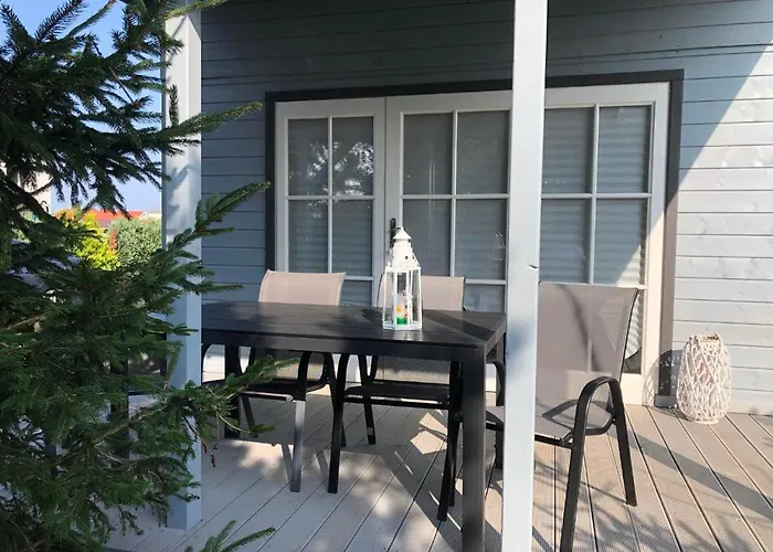 Domek letniskowy Kapitańskie Z Prywatnym Polem Do Gry W Mini Golf Rewal